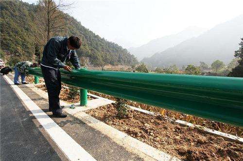 影响公路波形护栏板稳固性的因素有哪些？？？？？？？
